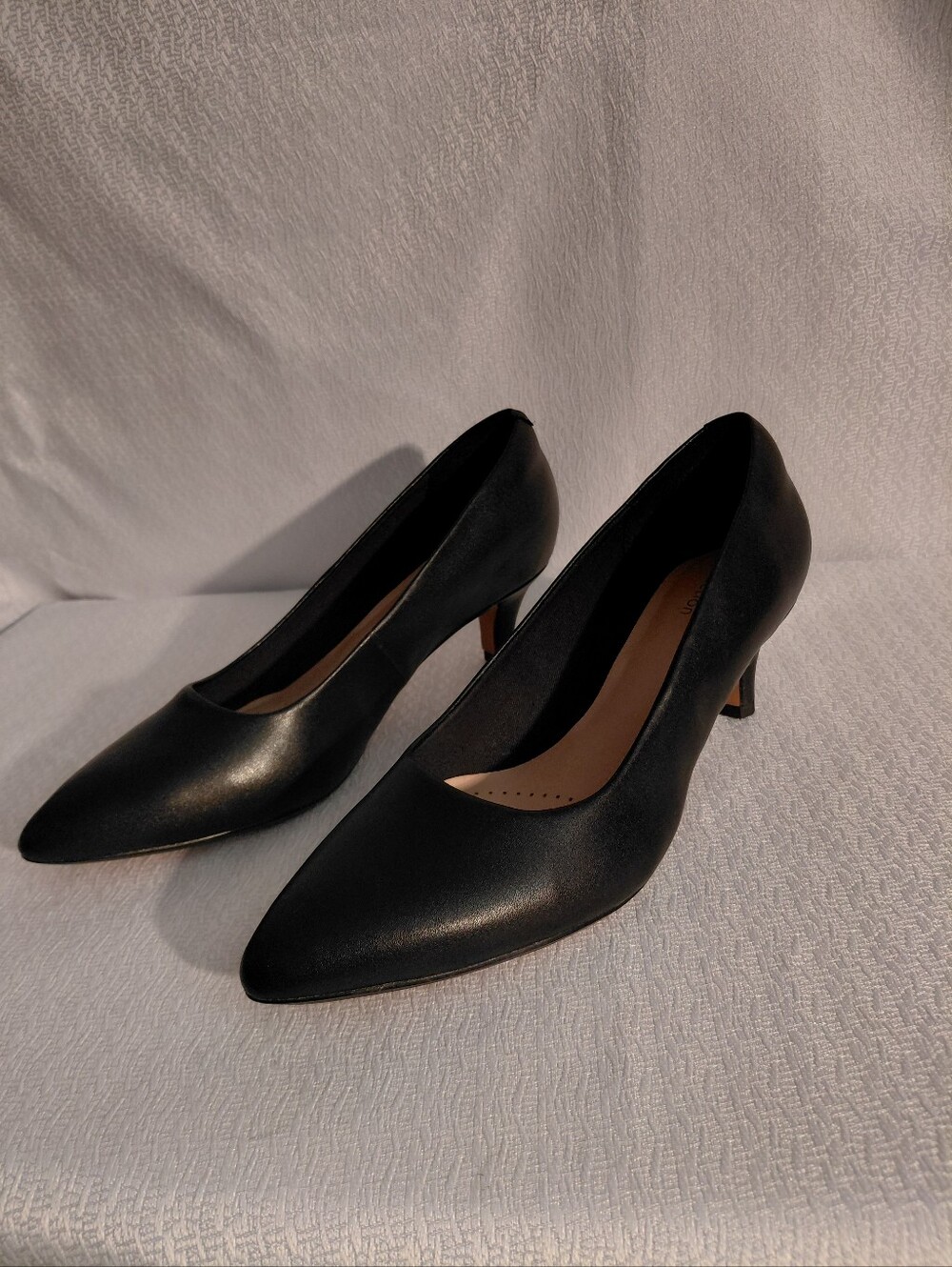 Clarks Women Black Pointed-Toe Black Leather Mid Heel Pumps Size 9 Medium. New
